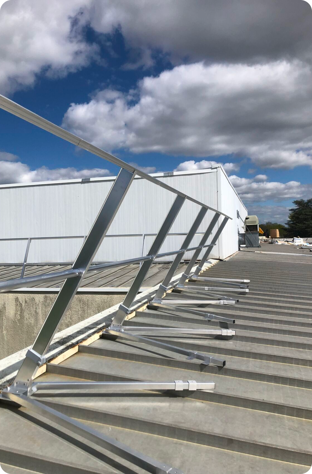 Photo d'une toiture entretenue par Astrali, spécialiste de la maintenance des toitures en Ile-de-France