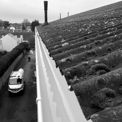Image d'une opération d'amélioration de gouttières réalisée par Astrali, spécialiste de la maintenance des toitures en Ile-de-France