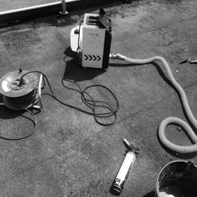 Image d'une opération d'étanchéité par fumigène réalisée par Astrali, spécialiste de la maintenance des toitures en Ile-de-France