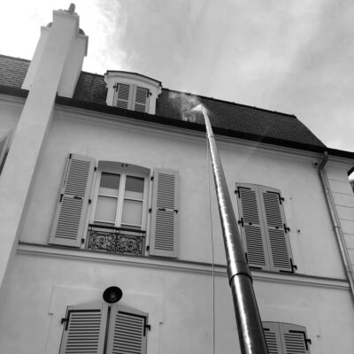 Opération d'entretien préventif réalisée par Astrali, spécialiste de la maintenance des toitures en Ile-de-France