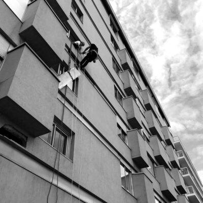 Image de la réparation d'une façade réalisée par Astrali, spécialiste de la maintenance des toitures en Ile-de-France