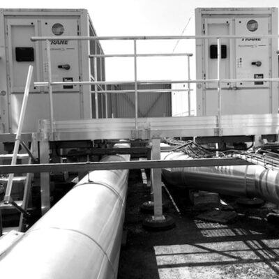 Image d'une opération de sécurisation de plateforme réalisée par Astrali, spécialiste de la maintenance des toitures en Ile-de-France
