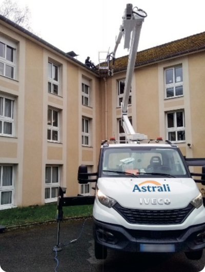 Photo d'un véhicule d'Astrali, spécialiste de la maintenance des toitures en Ile-de-France