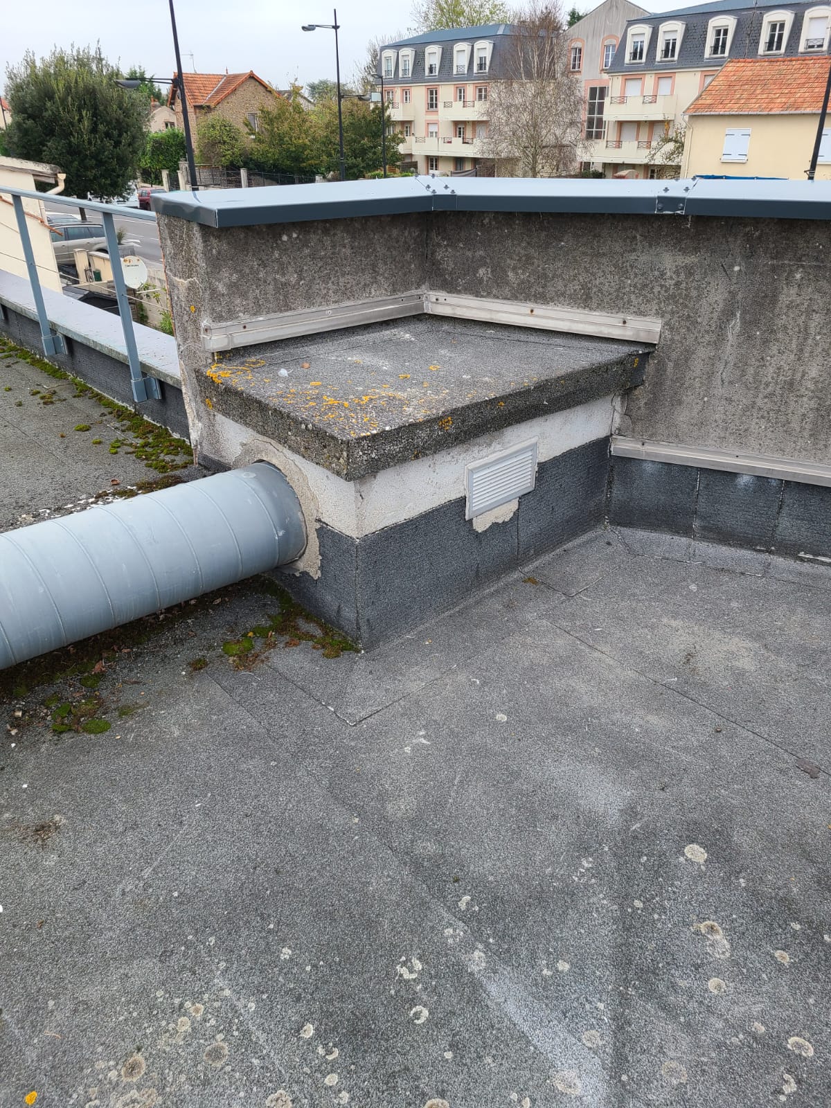 pose d'une couvertines par Astrali, expert toiture en Ile-de-France