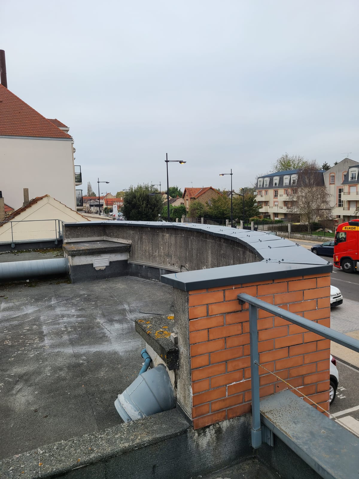 pose d'une couvertines par Astrali, expert toiture en Ile-de-France