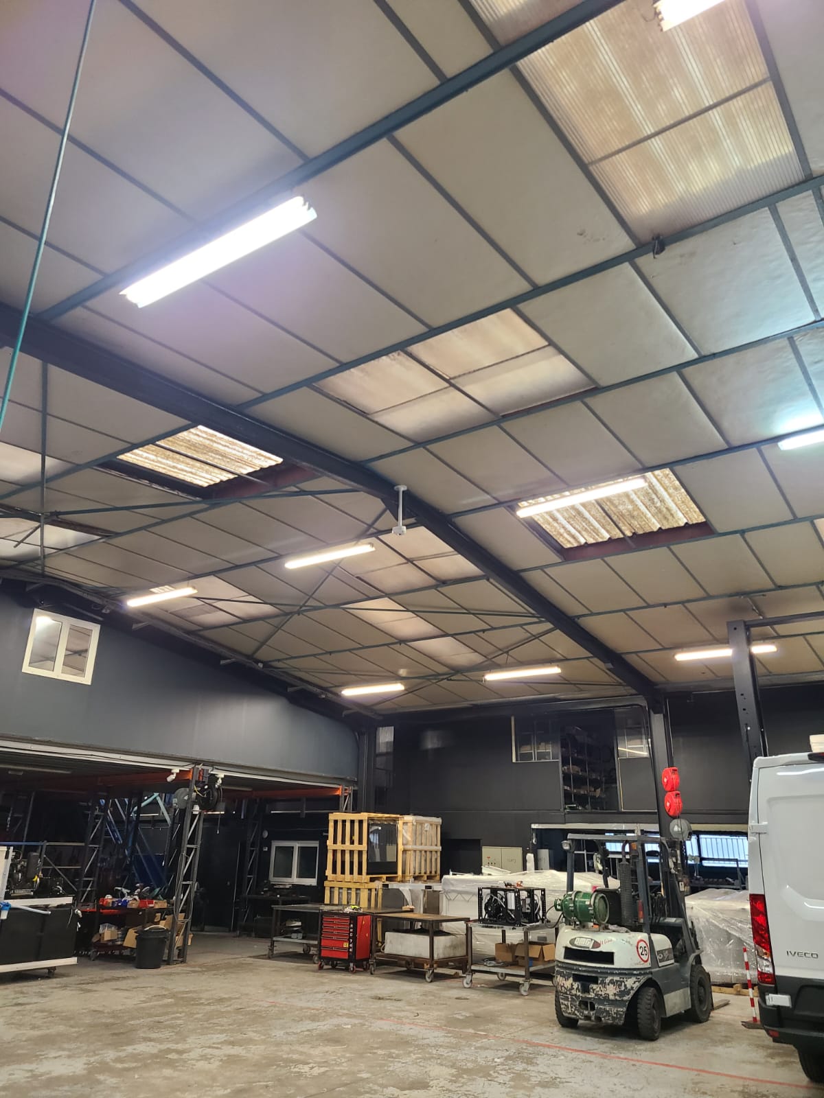 Remplacement de plaques polyester par les équipes d'Astrali Ide-de-France